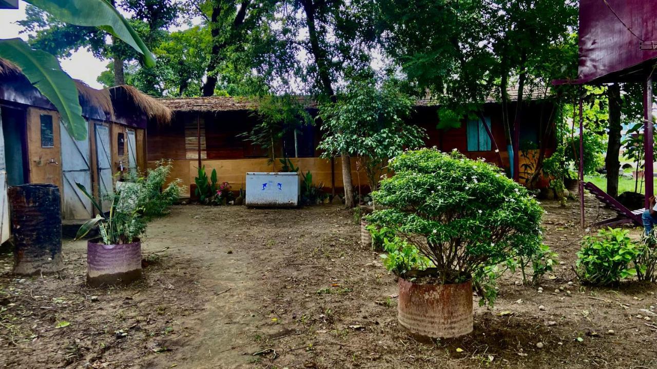 River Park Retreat Sauraha Eksteriør billede